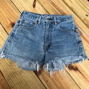 Vintage Highwaisted Denim Levi Short - Size 25